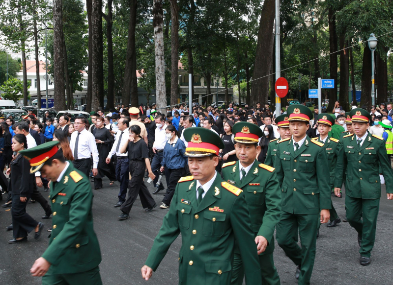 Hàng chục ngàn người dân đứng chờ  nhiều giờ để vào viếng Tổng Bí thư -7