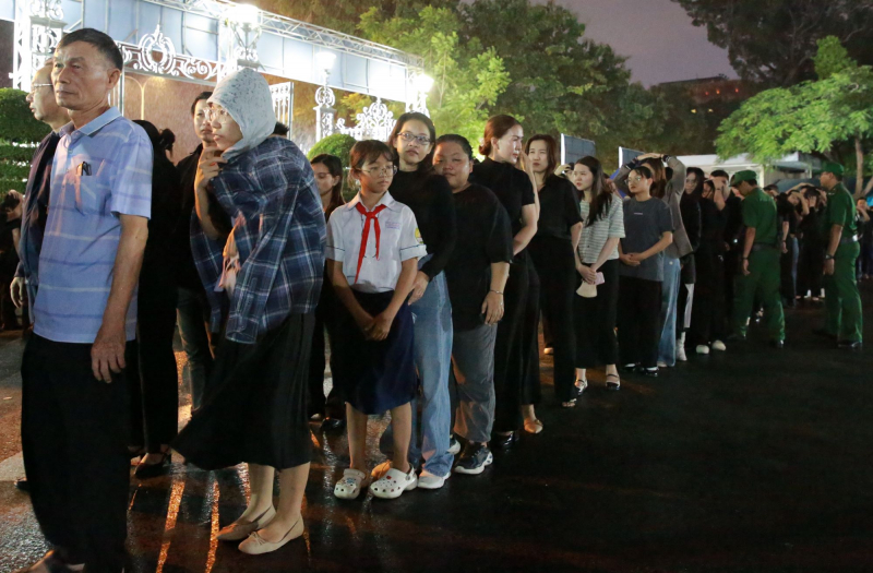 Càng khuya, người dân đến viếng Tổng Bí thư Nguyễn Phú Trọng càng đông -4