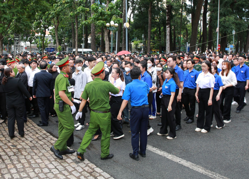 Hàng chục ngàn người dân đứng chờ  nhiều giờ để vào viếng Tổng Bí thư -8