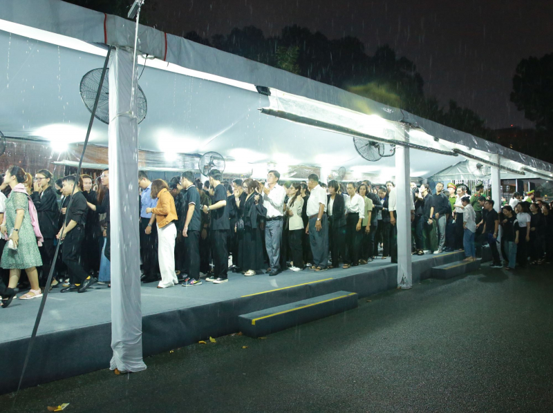 Càng khuya, người dân đến viếng Tổng Bí thư Nguyễn Phú Trọng càng đông -5