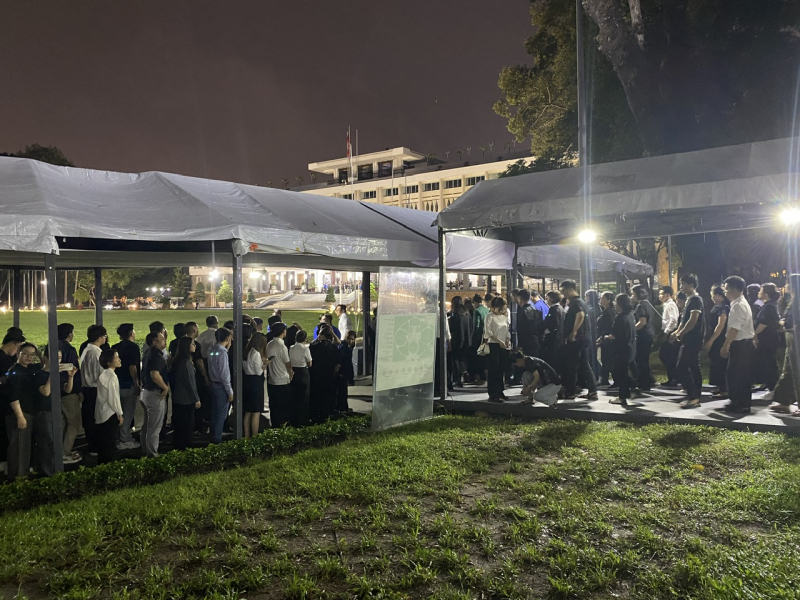 Càng khuya, người dân đến viếng Tổng Bí thư Nguyễn Phú Trọng càng đông -6