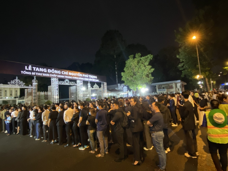 Càng khuya, người dân đến viếng Tổng Bí thư Nguyễn Phú Trọng càng đông -2