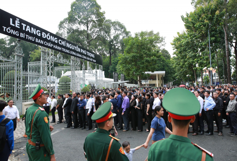Hàng chục ngàn người dân đứng chờ  nhiều giờ để vào viếng Tổng Bí thư -9