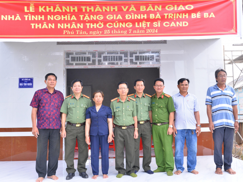  Công an tỉnh Cà Mau bàn giao nhà tình nghĩa cho 4 gia đình chính sách -0