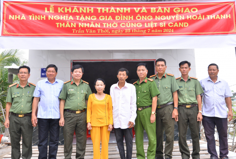  Công an tỉnh Cà Mau bàn giao nhà tình nghĩa cho 4 gia đình chính sách -1