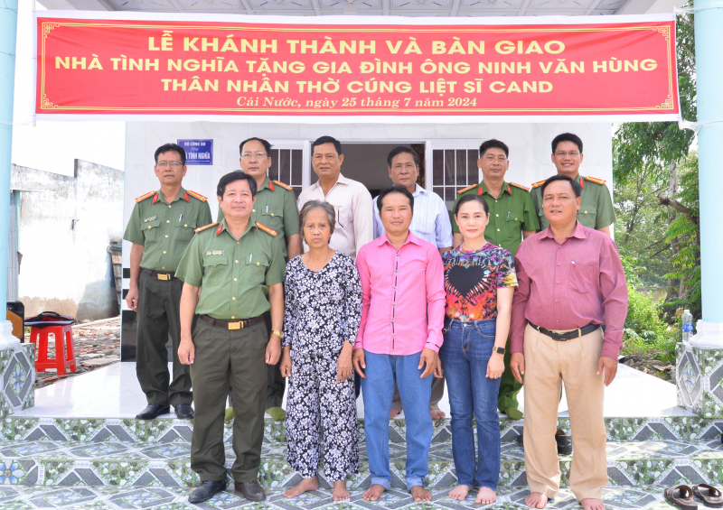  Công an tỉnh Cà Mau bàn giao nhà tình nghĩa cho 4 gia đình chính sách -2