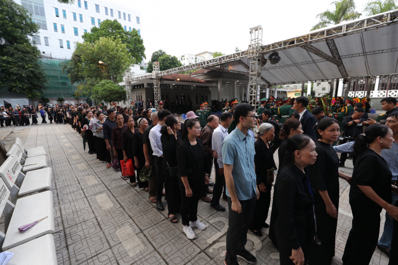 Dòng người nối dài, yên lặng, nghẹn ngào, thành kính vào viếng Tổng Bí thư Nguyễn Phú Trọng -0