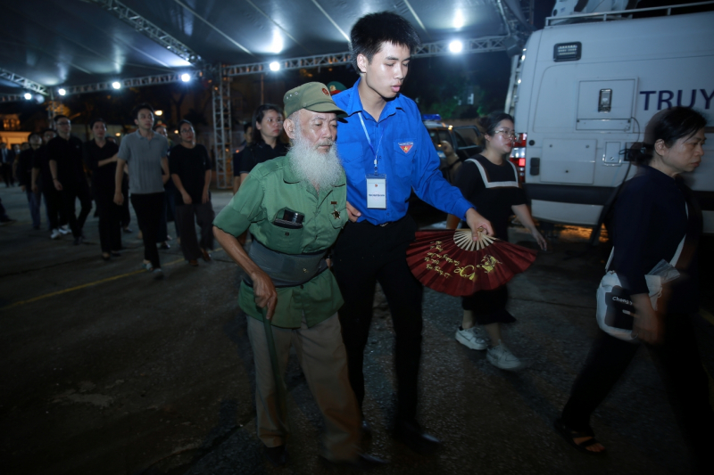 Xúc động những hình ảnh nhân dân vào kính viếng đồng chí Tổng Bí thư -0