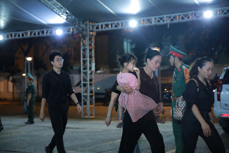 Xúc động những hình ảnh nhân dân vào kính viếng đồng chí Tổng Bí thư -2