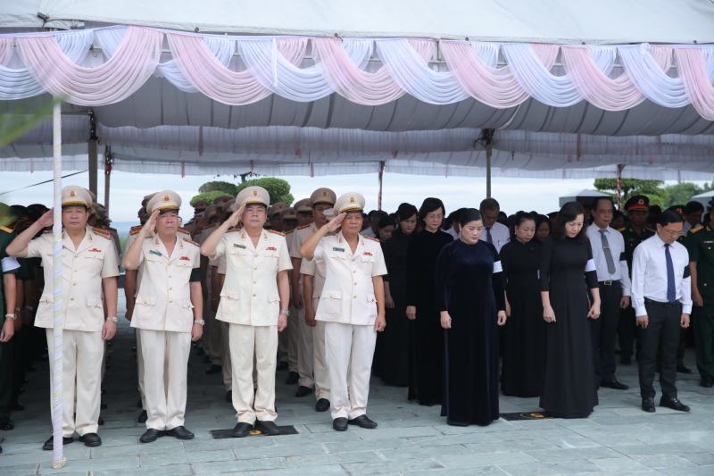 Truy điệu, an táng 106 hài cốt liệt sĩ Quân tình nguyện Việt Nam hy sinh ở Campuchia  -0