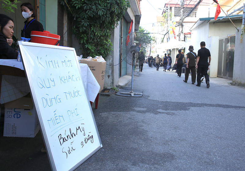 Ấm áp tình người Lại Đà qua từng cốc nước, chiếc khăn -0