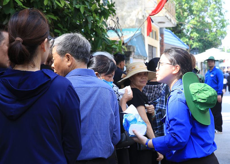 Ấm áp tình người Lại Đà qua từng cốc nước, chiếc khăn -1