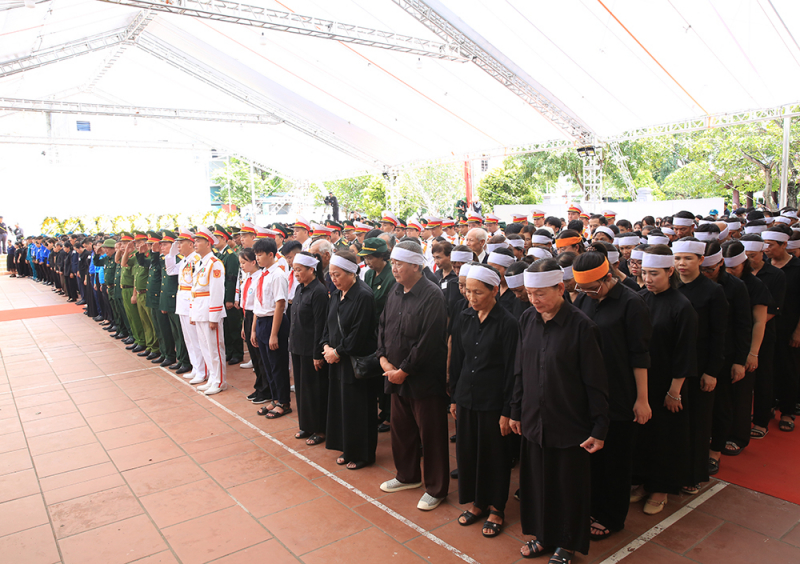 Nghẹn ngào tiếng khóc từ Lại Đà tiễn biệt người con ưu tú của quê hương -0