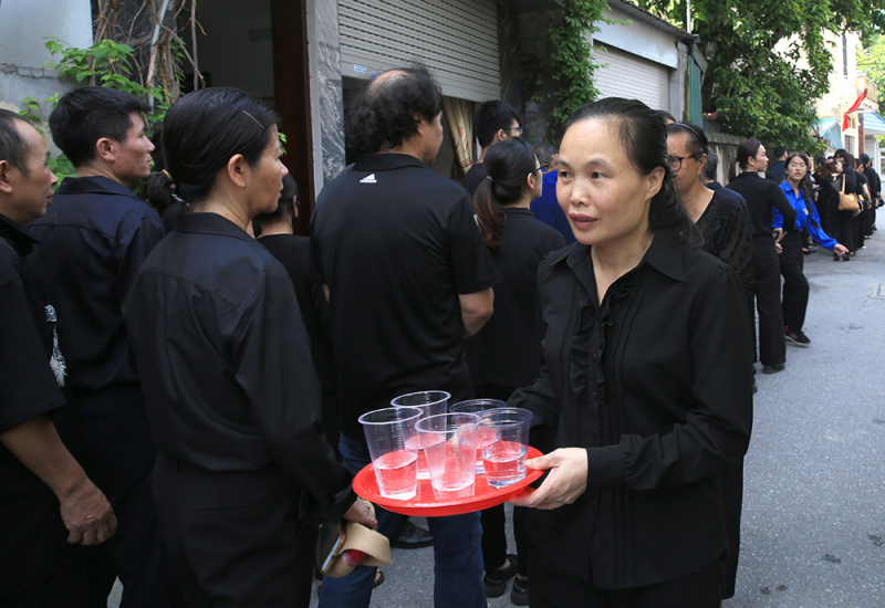 Ấm áp tình người Lại Đà qua từng cốc nước, chiếc khăn -0