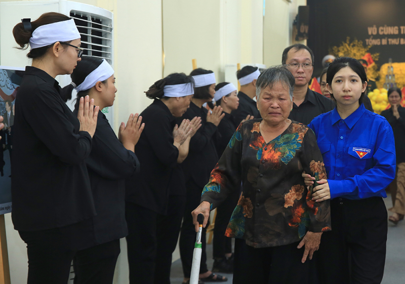 Nghẹn ngào tiếng khóc từ Lại Đà tiễn biệt người con ưu tú của quê hương -0