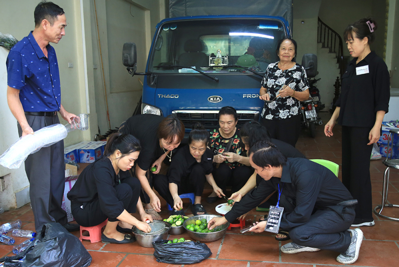 Ấm áp tình người Lại Đà qua từng cốc nước, chiếc khăn -0