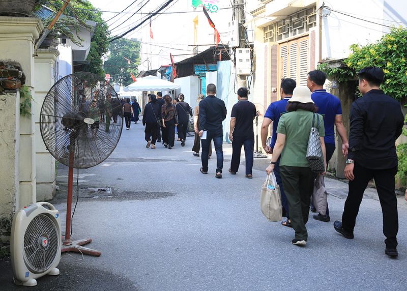 Ấm áp tình người Lại Đà qua từng cốc nước, chiếc khăn -1