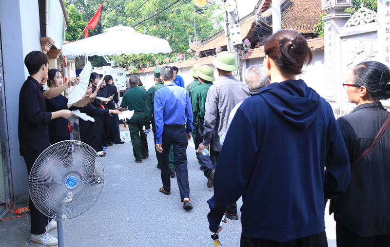 Ấm áp tình người Lại Đà qua từng cốc nước, chiếc khăn -0