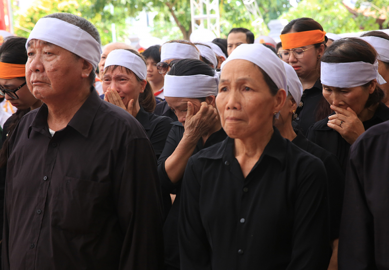 Nghẹn ngào tiếng khóc từ Lại Đà tiễn biệt người con ưu tú của quê hương -0