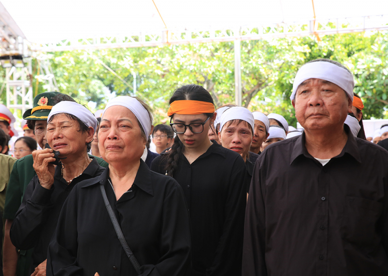 Nghẹn ngào tiếng khóc từ Lại Đà tiễn biệt người con ưu tú của quê hương -3