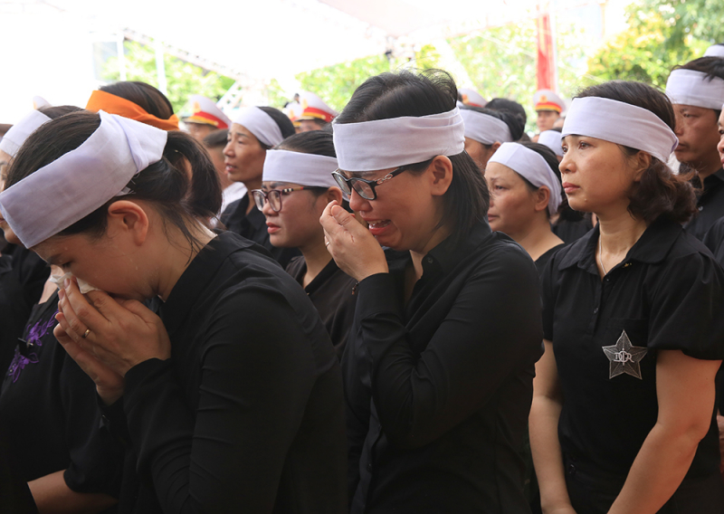 Nghẹn ngào tiếng khóc từ Lại Đà tiễn biệt người con ưu tú của quê hương -4