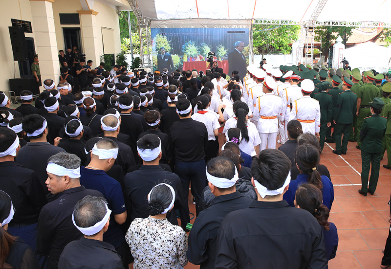 Nghẹn ngào tiếng khóc từ Lại Đà tiễn biệt người con ưu tú của quê hương -1