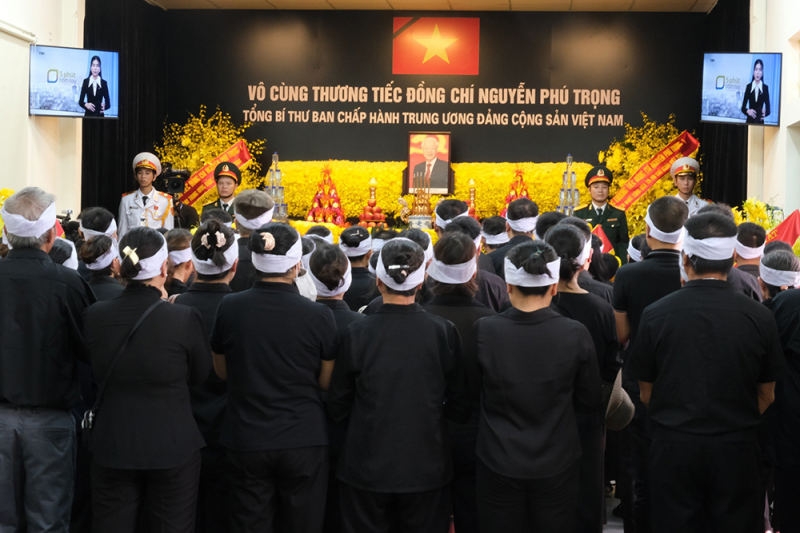 Nghẹn ngào tiếng khóc từ Lại Đà tiễn biệt người con ưu tú của quê hương -0