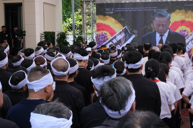 Nghẹn ngào tiếng khóc từ Lại Đà tiễn biệt người con ưu tú của quê hương -0