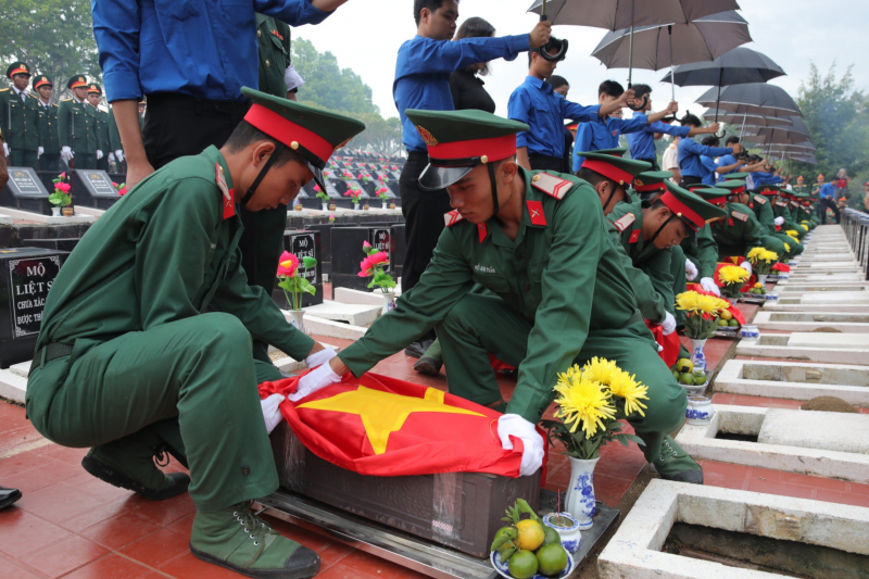 Truy điệu, an táng 106 hài cốt liệt sĩ Quân tình nguyện Việt Nam hy sinh ở Campuchia  -0