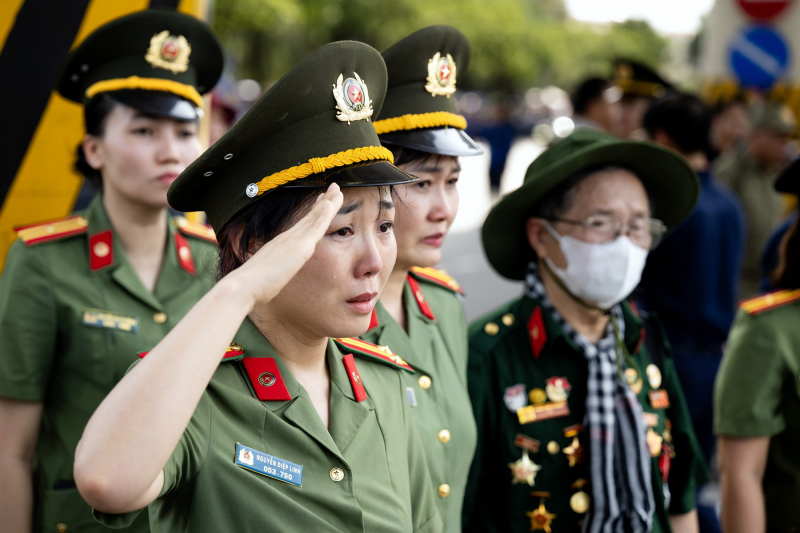 Cán bộ, chiến sĩ Công an nén nỗi buồn để hoàn thành nhiệm vụ vinh dự, tự hào -0