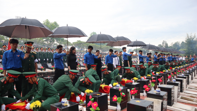 Truy điệu, an táng 106 hài cốt liệt sĩ Quân tình nguyện Việt Nam hy sinh ở Campuchia  -0