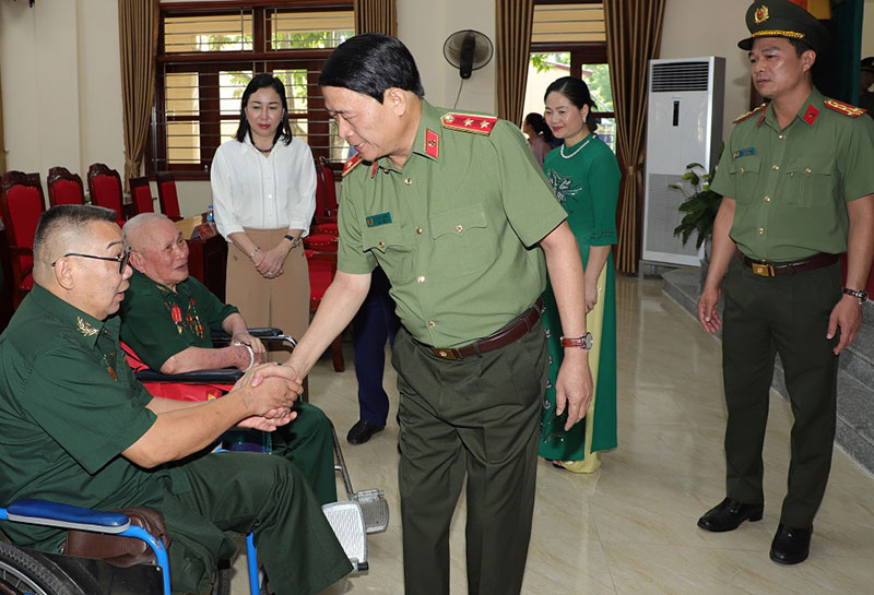 Thứ trưởng Lê Quốc Hùng thăm, tặng quà 2 Trung tâm Điều dưỡng thương binh tại Hà Nam -0