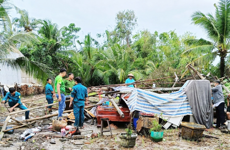 Lốc xoáy làm sập, tốc mái nhiều nhà dân ở Hậu Giang -0