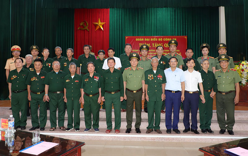 Thứ trưởng Lê Quốc Hùng thăm, tặng quà 2 Trung tâm Điều dưỡng thương binh tại Hà Nam -1