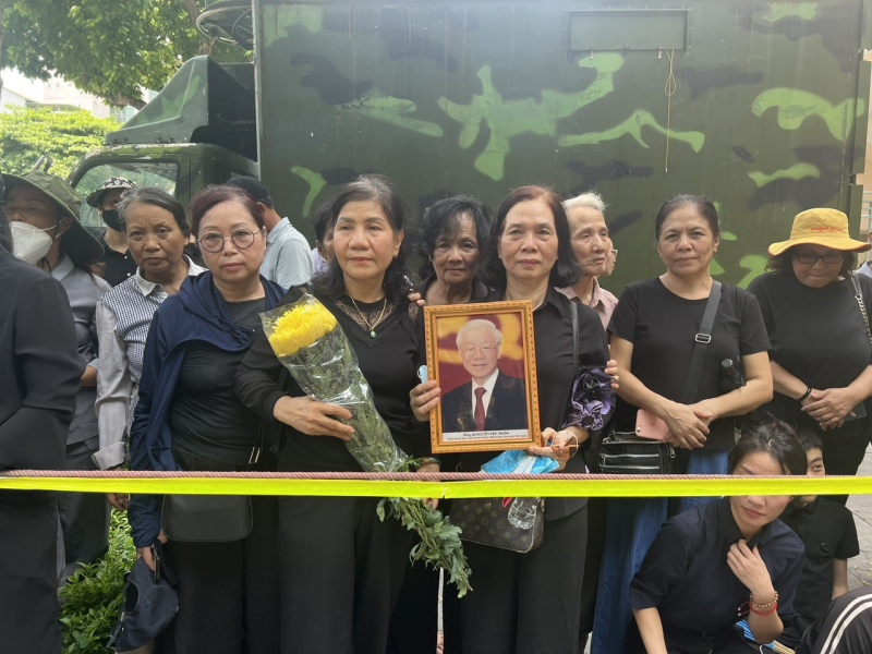 Hàng nghìn người dân đứng bên đường chờ đưa tang Tổng Bí thư Nguyễn Phú Trọng  -0
