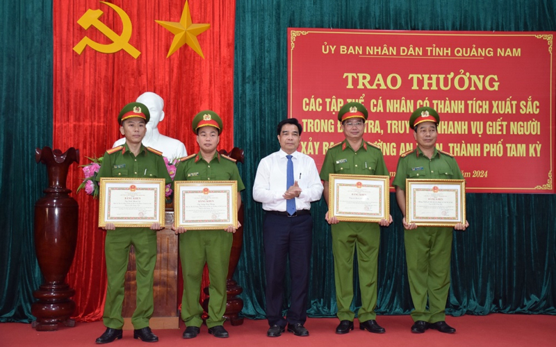 Khen thưởng đột xuất các tập thể, cá nhân nhanh chóng làm rõ vụ án mạng trong đêm tại Quảng Nam -0