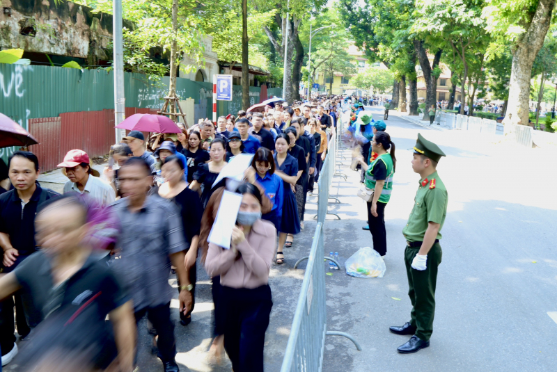 Ngày Quốc tang thứ hai, người dân vẫn xếp hàng dài viếng Tổng Bí thư Nguyễn Phú Trọng -0