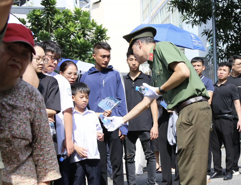 Ngày Quốc tang thứ hai, người dân vẫn xếp hàng dài viếng Tổng Bí thư Nguyễn Phú Trọng -0