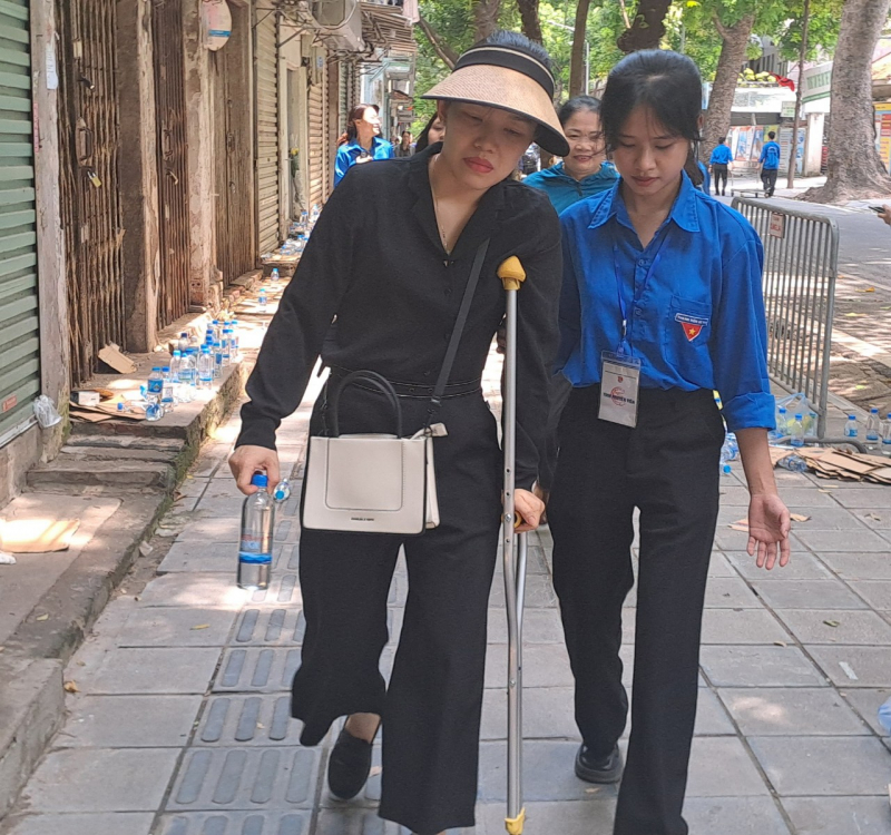 Hàng nghìn người dân đứng bên đường chờ đưa tang Tổng Bí thư Nguyễn Phú Trọng  -0