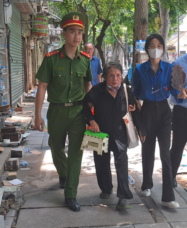 Hàng nghìn người dân đứng bên đường chờ đưa tang Tổng Bí thư Nguyễn Phú Trọng  -0