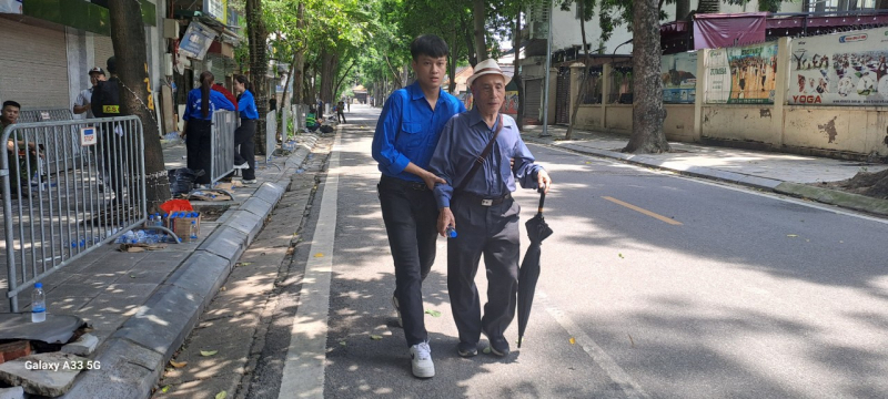 Hàng nghìn người dân đứng bên đường chờ đưa tang Tổng Bí thư Nguyễn Phú Trọng  -0