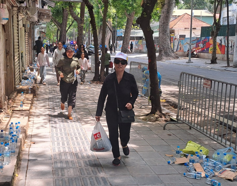 Hàng nghìn người dân đứng bên đường chờ đưa tang Tổng Bí thư Nguyễn Phú Trọng  -0