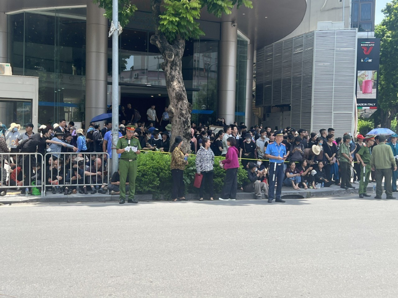 Hàng nghìn người dân đứng bên đường chờ đưa tang Tổng Bí thư Nguyễn Phú Trọng  -1