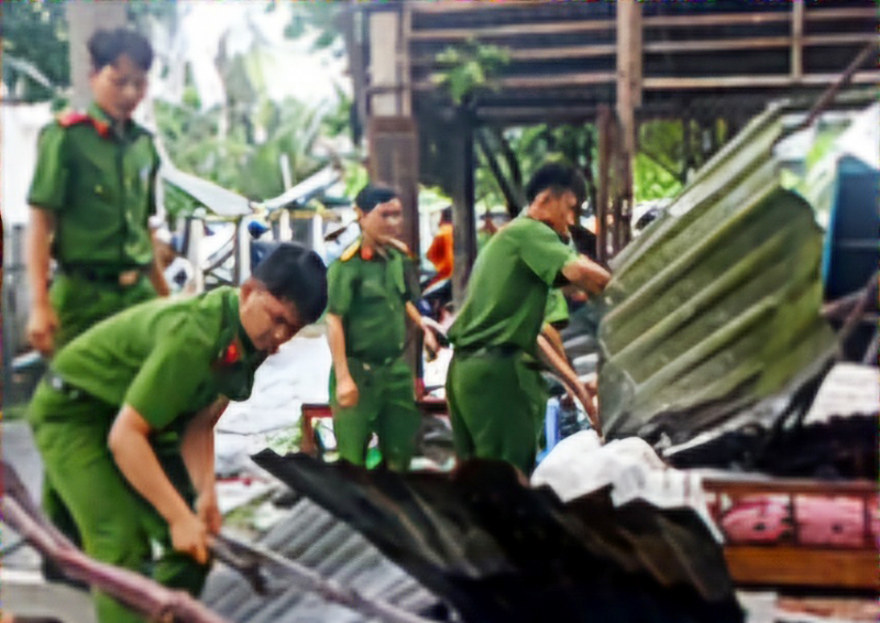 Lốc xoáy làm sập, tốc mái nhiều nhà dân ở Hậu Giang -1