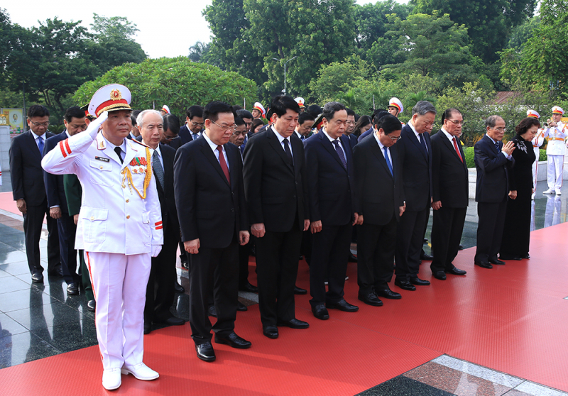 Lãnh đạo Đảng, Nhà nước và Bộ Công an viếng Chủ tịch Hồ Chí Minh và các Anh hùng liệt sĩ -0