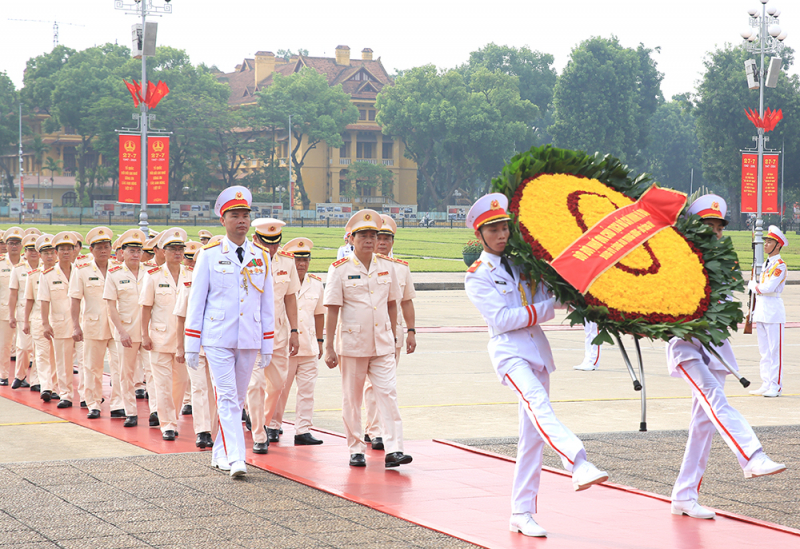 Lãnh đạo Đảng, Nhà nước và Bộ Công an viếng Chủ tịch Hồ Chí Minh và các Anh hùng liệt sĩ -2