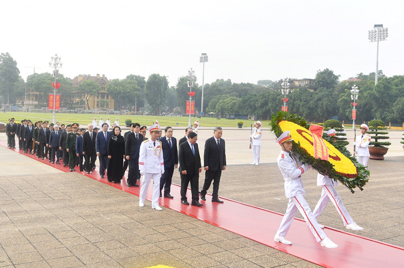 Lãnh đạo Đảng, Nhà nước và Bộ Công an viếng Chủ tịch Hồ Chí Minh và các Anh hùng liệt sĩ -1