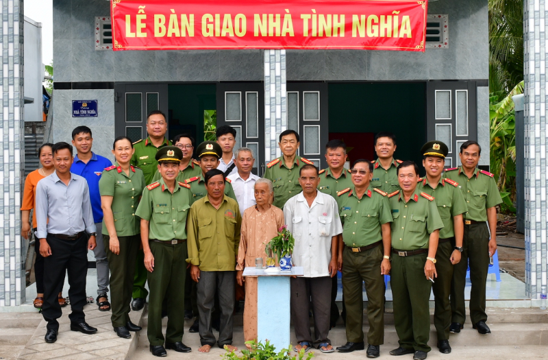 2. lễ trao nhà tình nghĩa tặng bà trần thị ít. ảnh trọng tín.jpeg -0