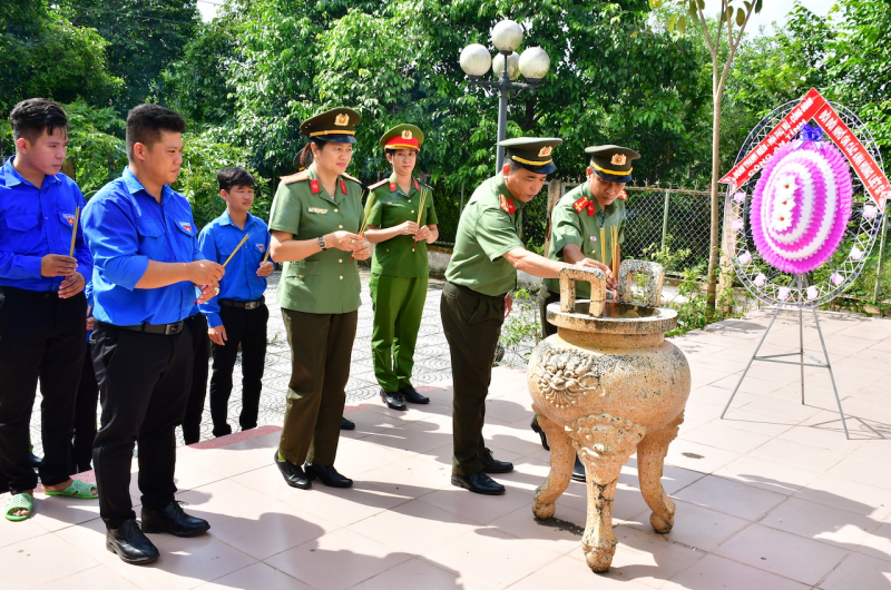 4. đoàn đến viếng bia chiến thắng gò cây, xã tân hòa tây, huyện tân phước. ảnh trọng tín (1).jpeg -0