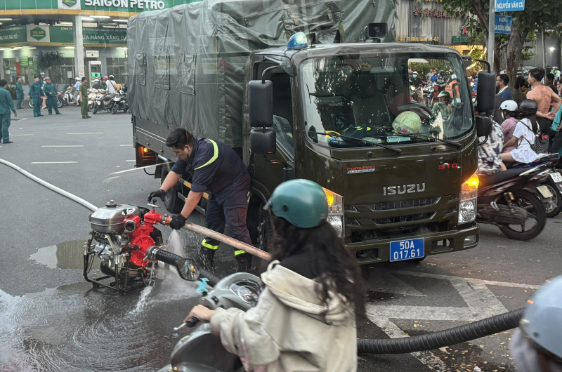 Vừa dập tắt đám cháy vội chạy đi cứu người kẹt trong thang máy -0
